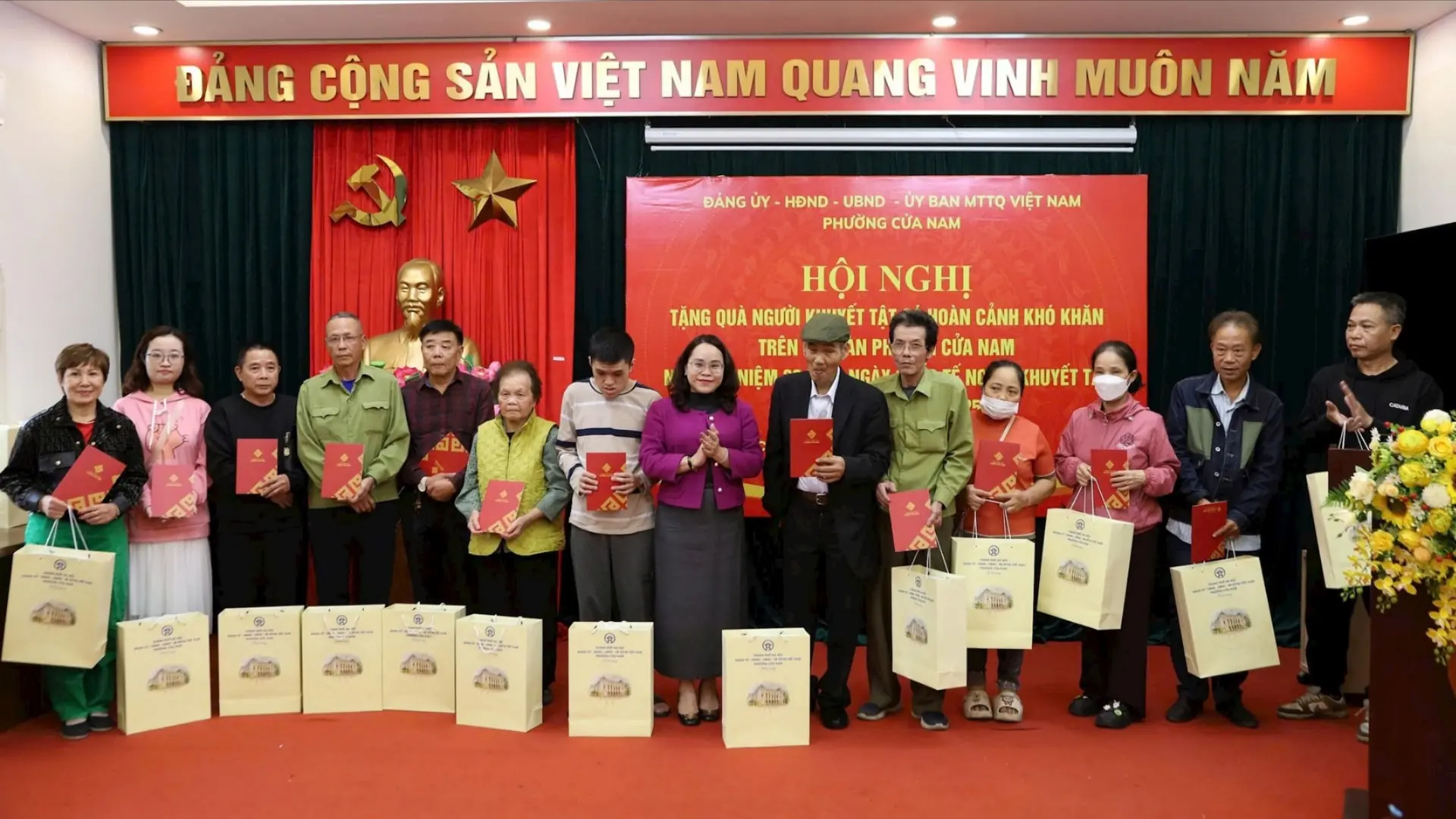 Phường Cửa Nam thăm, tặng quà người khuyết tật